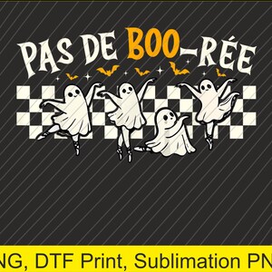Op de afbeelding: Een zwart-wit grafisch ontwerp met de tekst "PAS DE BOO-RÉE" boven vier cartoongeesten in balletposes. De geesten zijn wit met zwarte ogen en dragen balletschoenen. De achtergrond is zwart met een diagonaal streepjespatroon.