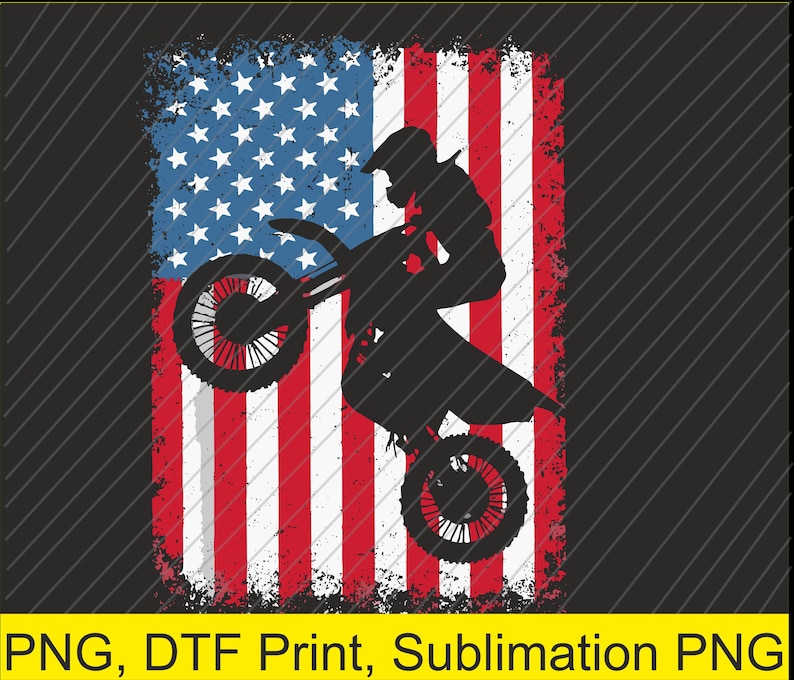 K&ouml;nnte beinhalten: Silhouette eines Motocross-Fahrers, der vor einer abgenutzten amerikanischen Flagge ein Wheelie macht. Der Fahrer tr&auml;gt einen Helm und eine Brille. Die Flagge ist rot, wei&szlig; und blau mit einem abgenutzten, Vintage-Look.