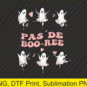 Pode incluir: Um design gráfico com seis fantasmas brancos de desenho animado em poses de balé, cada um com um rosto sorridente e um tutu. Corações rosa e notas musicais acentuam o design, com o texto "PAS DE BOO-REE" em rosa.