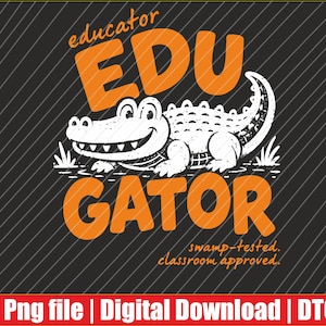 Pode incluir: Um design gráfico num fundo escuro com uma ilustração de um jacaré branco de desenho animado. O texto diz EDU GATOR em letras grandes cor de laranja, com o texto mais pequeno swamp-tested. classroom approved. e educator em laranja.