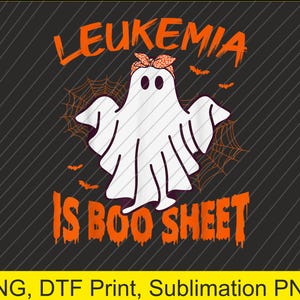 Peut inclure: Graphique d'Halloween avec un fantôme blanc portant un bandana, et le texte orange "LEUKEMIA IS BOO SHEET". Le design comprend des toiles d'araignées et des chauves-souris sur fond gris foncé.