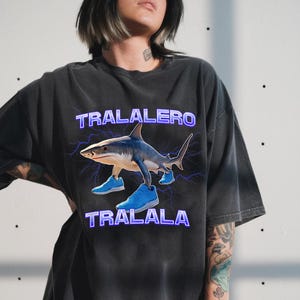 Maglietta divertente Tralalero Tralala Shark Meme, maglietta Brain Rot, regali stupidi, maglietta Unhinged, maglietta Memes, magliette Shark With Shoes Meme, regali