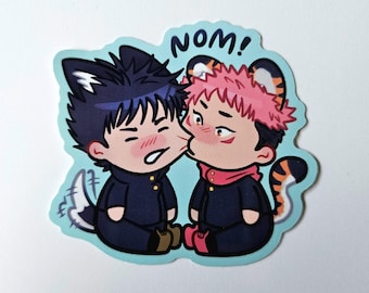 Könnte beinhalten: Ein Aufkleber mit zwei Anime-Charakteren in Schuluniformen. Einer, mit schwarzen Haaren und Katzenohren, wird von einem anderen mit rosa Haaren und Tigerohren geküsst. Das Wort "NOM!" steht in Blau darüber.