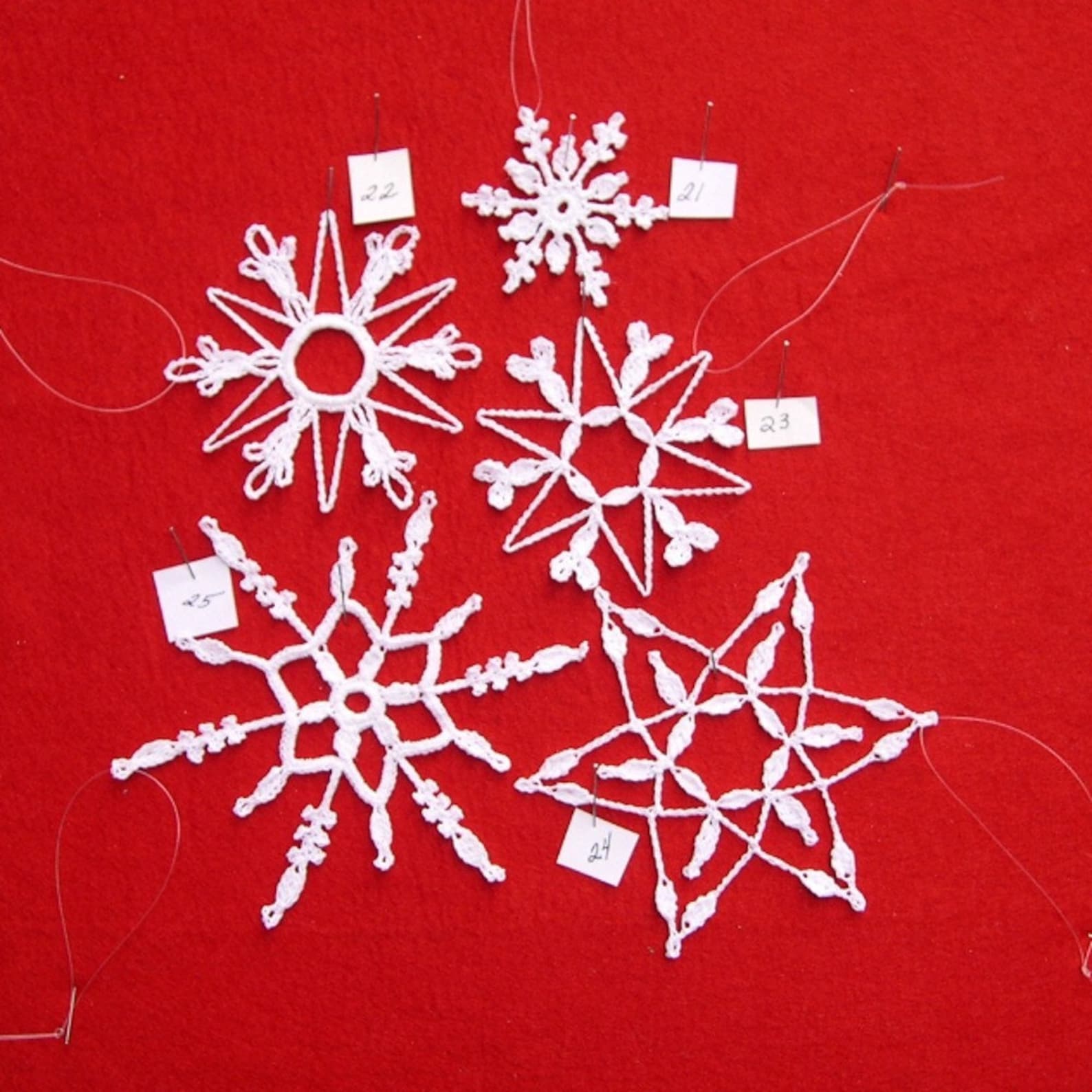 как сделать снежинку из бумаги а4 своими руками. снежинка на руке. мысли снежинки. мысли снежинки.