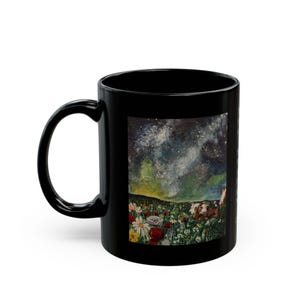 Könnte beinhalten: Schwarze Kaffeetasse mit einem farbenfrohen Gemälde eines Blumenfeldes und Kühen unter einem sternenklaren Nachthimmel.