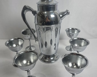 Set di 7 bicchieri da cocktail shaker vintage in stile Art Déco di metà secolo, cromati.