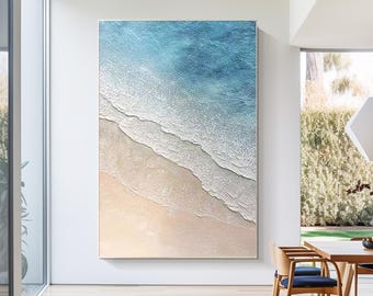 Puede incluir: Pintura abstracta de una escena de playa con agua azul y olas blancas rompiendo en la orilla. La arena es de color beige claro.