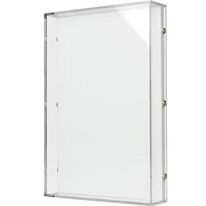 Könnte beinhalten: Ein rechteckiger Vitrinenkasten aus klarem Acryl mit einem hohlen Innenraum und einem tiefen Rahmen. Die Struktur wird durch kleine, kreisförmige goldfarbene Metallverschlüsse an den Seitenkanten zusammengehalten, die ein sicheres Gehäuse bilden.