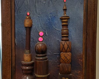Arte de ensamblaje original de Larry Linhardt, Técnica mixta Blue Moon Spires, Escultura de torre de madera con arco de catedral iluminado antiguo, Sedona Est.