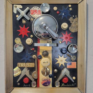 Obra de arte original de Larry Linhardt, "Resíduo Leitoso" | Escultura de parede em técnica mista com objetos encontrados