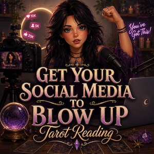 Könnte beinhalten: Eine digitale Illustration mit einer Person mit dunklem Haar, einem violetten Oberteil und einem Mikrofon, mit dem Text GET YOUR SOCIAL MEDIA TO BLOW UP Tarot Reading und You've Got This! Eine Kamera, eine leuchtende violette Kristallkugel und Tarotkarten.