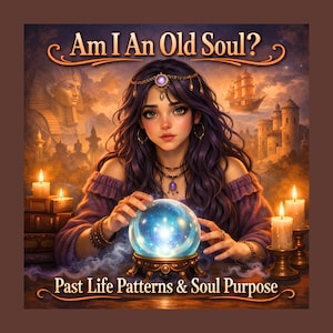 Op de afbeelding: Illustratie van een vrouw met paars haar die in een gloeiende kristallen bol kijkt. De afbeelding bevat de tekst "Am I An Old Soul?" en "Past Life Patterns & Soul Purpose". De achtergrond toont kaarsen, een kasteel en een schip.
