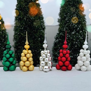 Árbol de Navidad con adornos de mesa, bolas de cristal de inspiración vintage