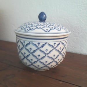 Bonbonnière, boîte bijoux céramique blanche à décor bleu. Hauteur 16 cm, diamètre 16 cm. Vintage ceramic candy/jewel box
