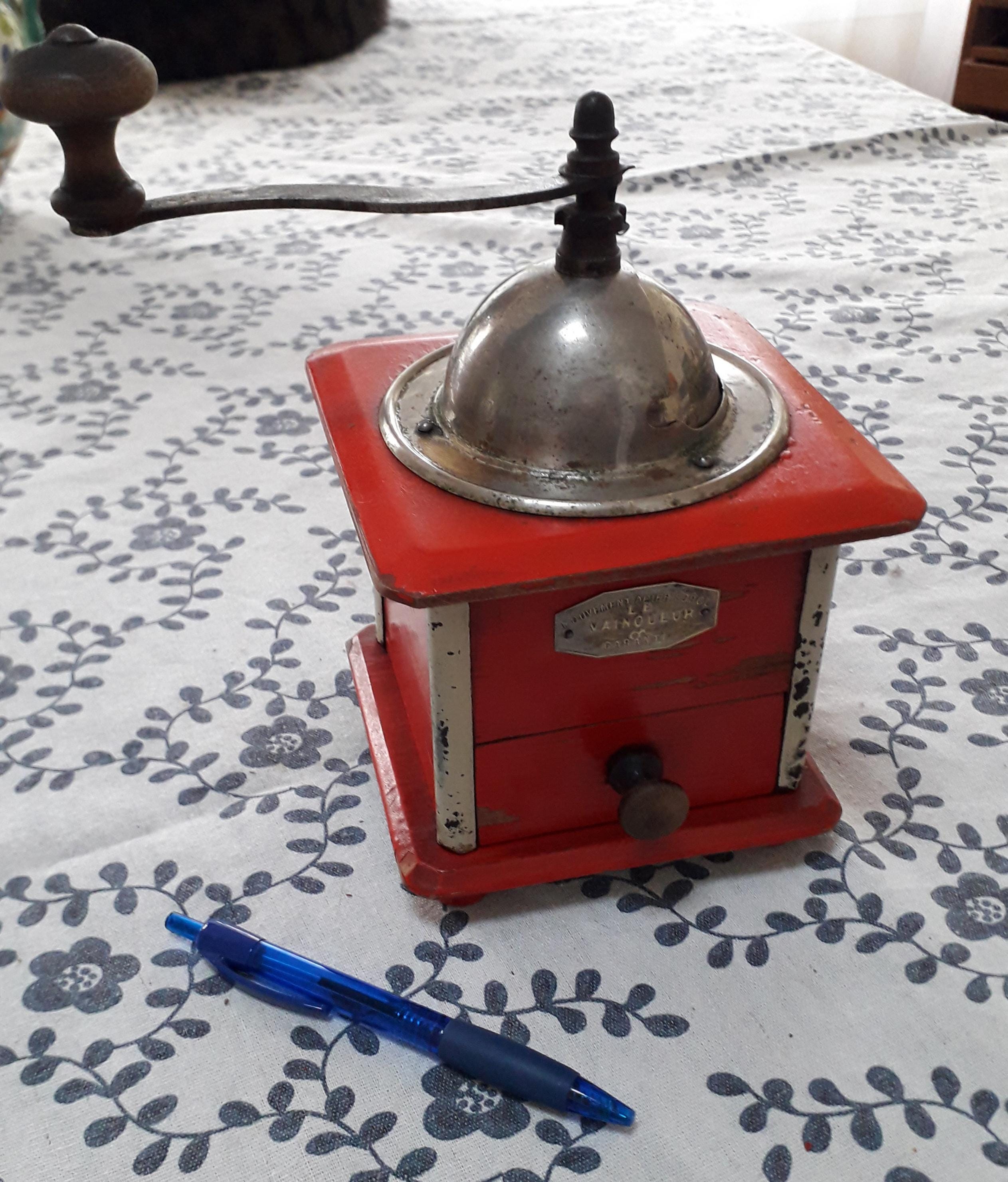 Antique Le Vainqueur coffee grinder, wood, metal, red and white, 13x13 cm, height 22 cm. Vintage Red White Coffee grinder
