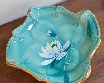 Lunéville lergodsskål, KG Keller & Guerin, Näckrosdesign, Art Nouveau, 1930, 24x24cm, höjd 7cm. Antik Lunéville keramisk turkos näckrosfat