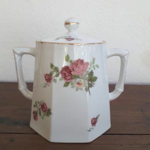 Azucarero antiguo de porcelana de Limoges, altura 15 cm, ancho 16 cm. Azucarero antiguo de porcelana de Limoges.