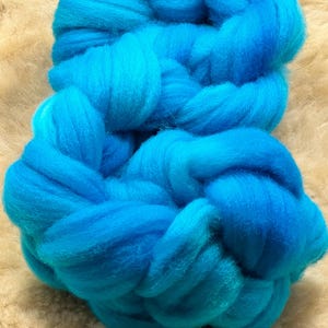 Spinning Fiber – Rambley Wool Combed Top | 4oz Hand Dyed in Caribbean Blue