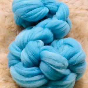 Spinning Fiber – Rambley Wool Combed Top | 4oz Hand Dyed in Frozen