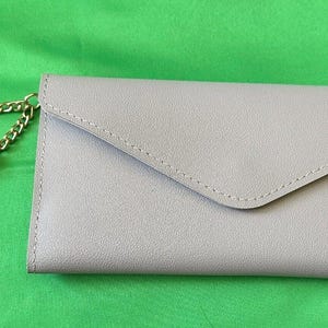 Cartera de piel premium Forever Young para mujer en color gris con borlas y corazones