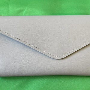 Cartera de piel premium Forever Young para mujer en color lavanda con borlas y corazones