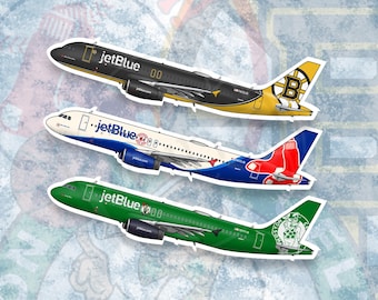 Könnte beinhalten: Drei JetBlue-Flugzeuge mit unterschiedlichen Lackierungen. Das erste Flugzeug ist schwarz mit einem gelben Heck und einem Boston Bruins-Logo. Das zweite Flugzeug ist weiß mit einem blauen Heck und einem Boston Red Sox-Logo. Das dritte Flugzeug ist grün mit einem weißen Heck und einem Boston Celtics-Logo.