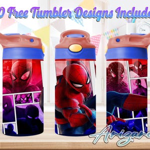 Könnte beinhalten: Drei rote, blaue und braune Wasserflaschen mit einem Spiderman-Design. Die Flaschen haben einen Strohhalm und einen Klappdeckel. Die Flaschen stehen auf einer Holzoberfläche. 20 kostenlose Becherdesigns inklusive.