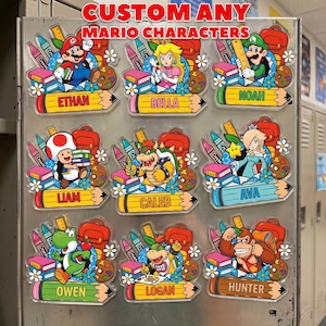 Pu&ograve; includere: Nove calamite personalizzate dei personaggi di Mario con nomi, matite e materiale scolastico. Il testo "CUSTOM ANY MARIO CHARACTERS" &egrave; in alto. Ogni calamita presenta un personaggio diverso, tra cui Mario, Peach e Yoshi, con un nome come Ethan o Bella.