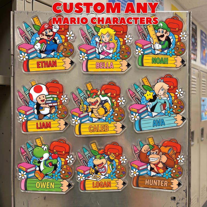 Pu&ograve; includere: Nove calamite personalizzate dei personaggi di Mario con nomi, matite e materiale scolastico. Il testo "CUSTOM ANY MARIO CHARACTERS" &egrave; in alto. Ogni calamita presenta un personaggio diverso, tra cui Mario, Peach e Yoshi, con un nome come Ethan o Bella.