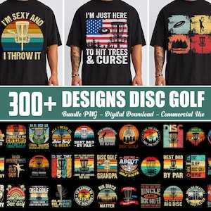 Puede incluir: Camisetas negras con diseños de disc golf. Una camiseta dice "I'M SEXY AND I THROW IT" con un gráfico de puesta de sol. Otra dice "I'M JUST HERE TO HIT TREES & CURSE" con una bandera estadounidense. La imagen también muestra una variedad de diseños de disc golf.