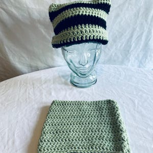 Czapka z kocimi uszami, robiona na szydełku