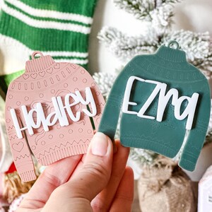 Weihnachten Pullover personalisierte Ornament, hässliche Weihnachten Pullover, benutzerdefinierte Name Ornament, Weihnachtsverzierung, lustige Verzierung, Pullover Geschenkanhänger