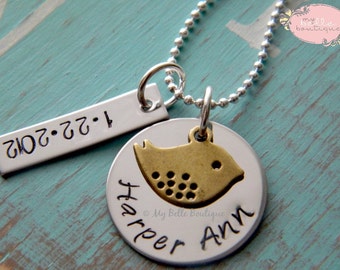 Gepersonaliseerde Hand Gestempeld mama of oma ketting met Bronzen Mama Bird Charme en Date Tag