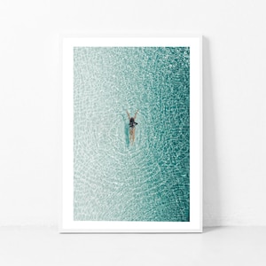 Luftbild Swim Print, Ocean Print, Luftbildfotografie, Luftbild, Frau Schwimmen, hellblaue Wandkunst, Beachy Wandkunst, Sommer Poster Surf