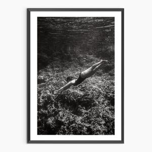 Vintage Woman Diving Digital Wall Art, Black and White Printable Poster, Retro Ocean Decor, Minimalist Wall Print, Vintage swimming print