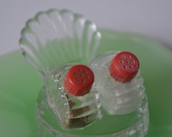 Retro Fan Glass Salt and Pepper Set with Base - Seashell Salt and Pepper Set