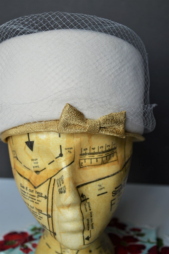 Vintage Pillbox Netted Hat - White Wool and Gold … - image 2