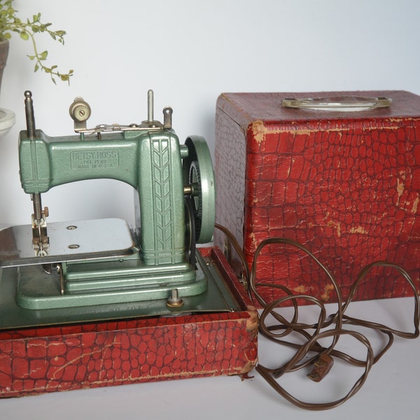 Betsy Ross Vintage Child's Sewing Machine - 1950s Miniature Sewing Machine