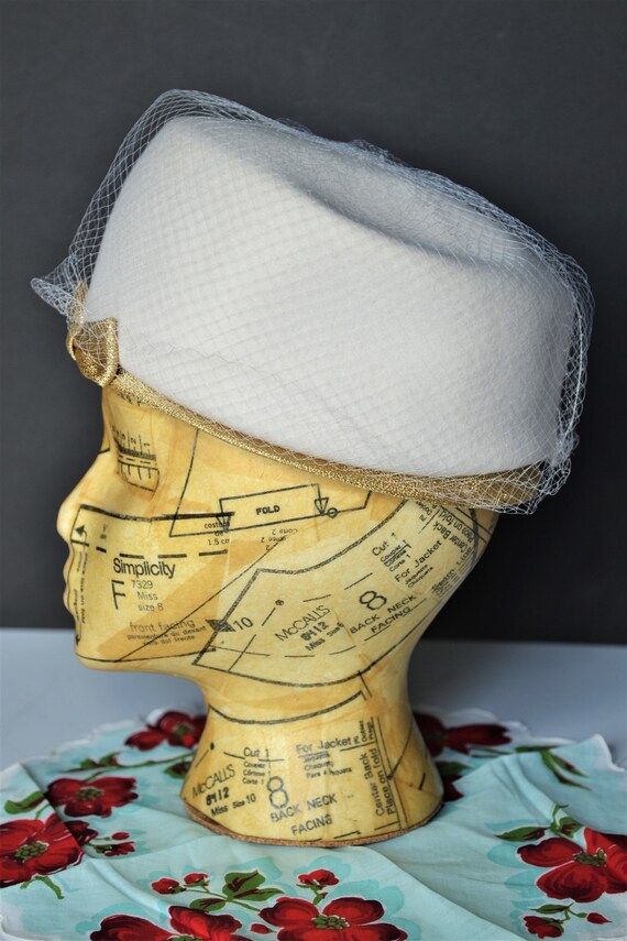 Vintage Pillbox Netted Hat - White Wool and Gold … - image 4