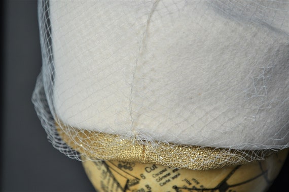 Vintage Pillbox Netted Hat - White Wool and Gold … - image 8