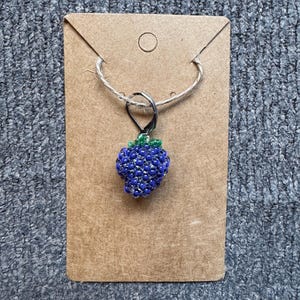 Puede incluir: Un juego de tres tazas de cerámica con un esmalte moteado de color crema. Cada taza presenta un diseño floral pintado a mano en tonos azules, verdes y amarillos. Las tazas tienen una forma simple y redondeada, con un asa.