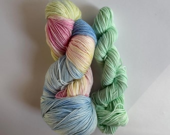 Candy Hearts Socken-Set | Handgefärbtes Fingering Garn | 100g + 25g Miniknäuel | Ideal für Socken, Tücher & Strickprojekte