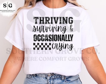 Diseños de sublimación PNG, prosperando, sobreviviendo y a veces llorando, lindas camisetas de mujer, descarga digital, tablero de ajedrez, grunge