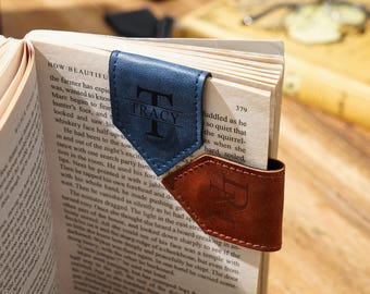 Segnalibro magnetico in pelle, segnalibri con iniziali personalizzate, segnalibro magnetico inciso, regali fatti a mano per lettori, regalo per amanti dei libri