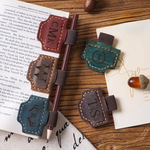 Aangepaste lederen magnetische bladwijzer met pennenhouder, initialen lederen bladwijzer, gegraveerde bladwijzer, handgemaakte lezercadeaus, cadeau voor hem