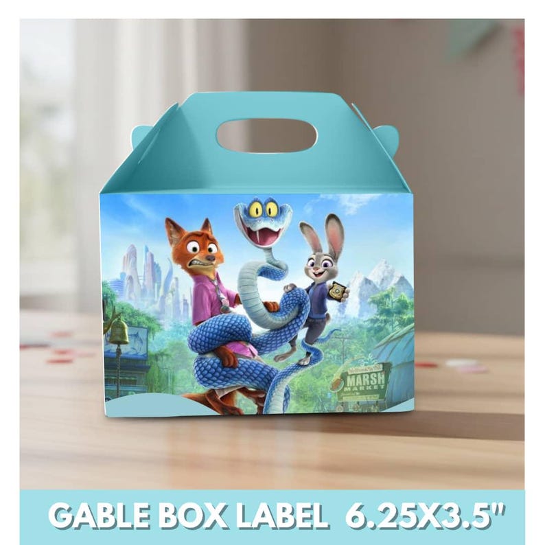 Op de afbeelding: Een turquoise gable box met een handvat, met een kleurrijke illustratie van stripfiguren. De doos heeft de tekst "GABLE BOX LABEL 6.25X3.5". De doos staat op een houten oppervlak.