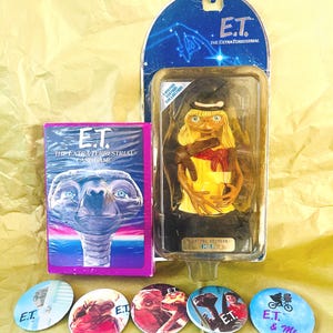 Lot d'E.T. Souvenirs du film à collectionner : figurine articulée, cartes à jouer et boutons, 1982 et 2001