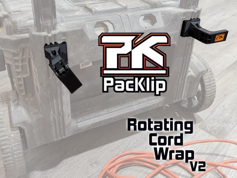 Peut inclure: Un enrouleur de cordon rotatif noir avec le texte "Rotating Cord Wrap v2" et le logo "PK Packlip" sur une bo&icirc;te &agrave; outils noire.