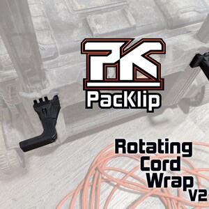Peut inclure: Un enrouleur de cordon rotatif en plastique noir avec le texte "Rotating Cord Wrap V2" et le logo "PK Packlip" sur une bo&icirc;te &agrave; outils noire et grise.