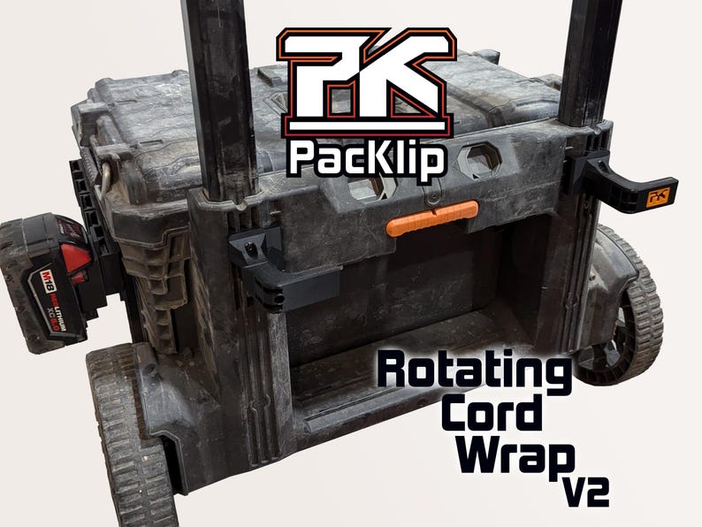 Peut inclure: Une bo&icirc;te &agrave; outils noire avec un enrouleur de cordon rotatif. La bo&icirc;te &agrave; outils a une poign&eacute;e orange et une batterie d'outil &eacute;lectrique noire et rouge fix&eacute;e sur le c&ocirc;t&eacute;. Le texte "Packclip" et "Rotating Cord Wrap v2" est visible sur la bo&icirc;te.